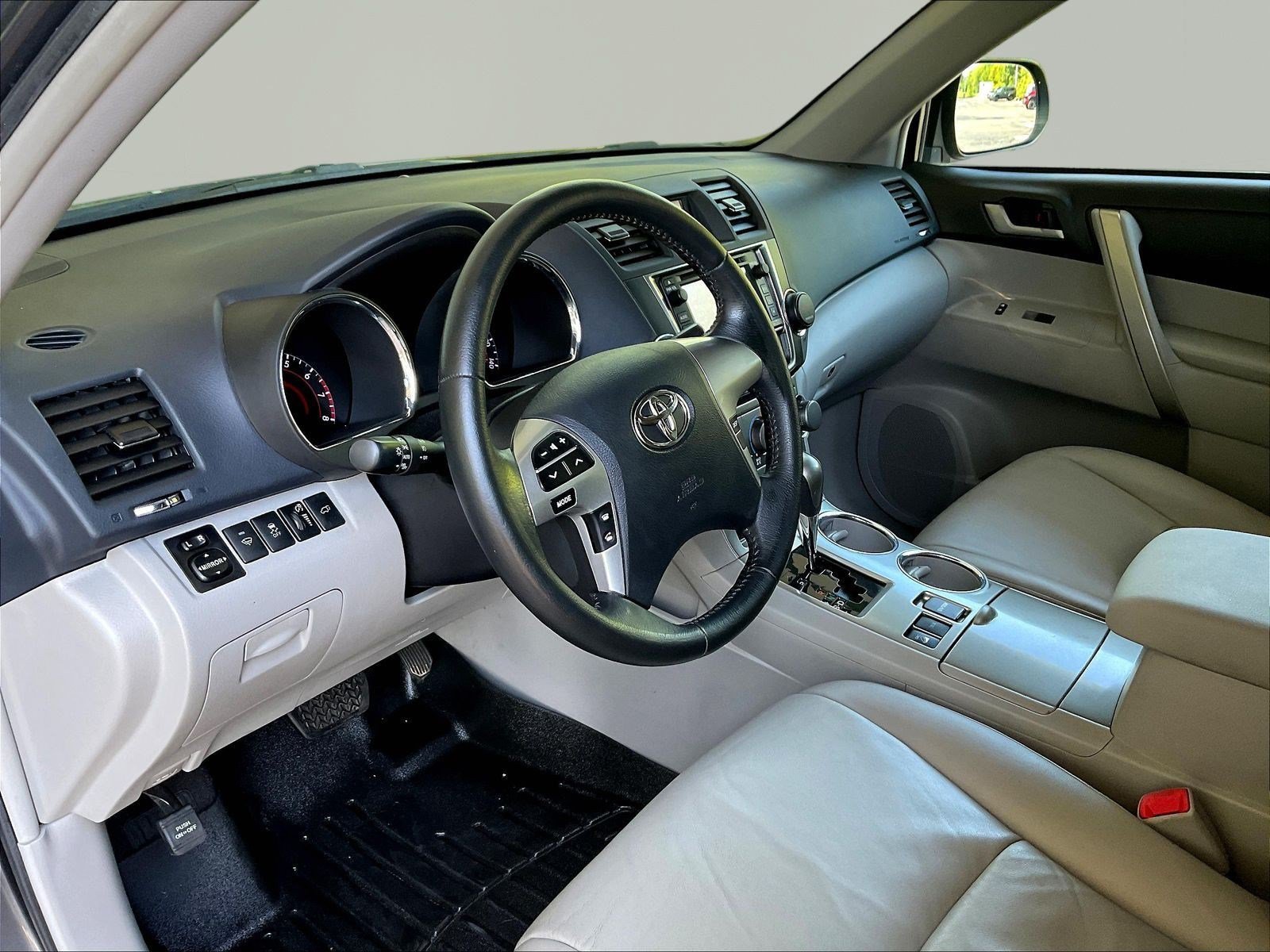 Used 2013 Toyota Highlander SE AWD/4WD image 16