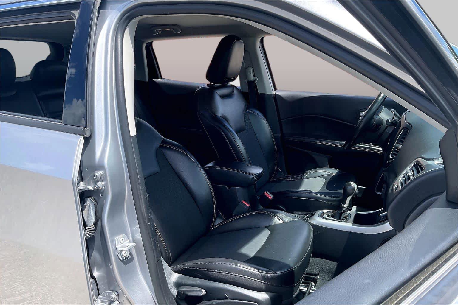 Used 2019 Jeep Compass Latitude w/ Cold Weather Group FWD image 9