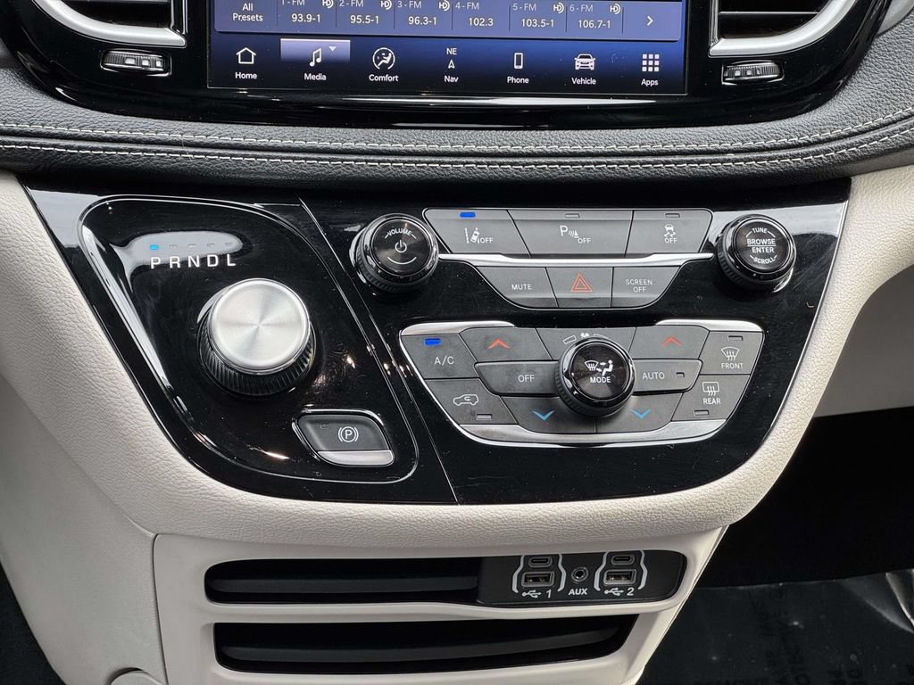 Used 2024 Chrysler Pacifica Limited FWD image 18
