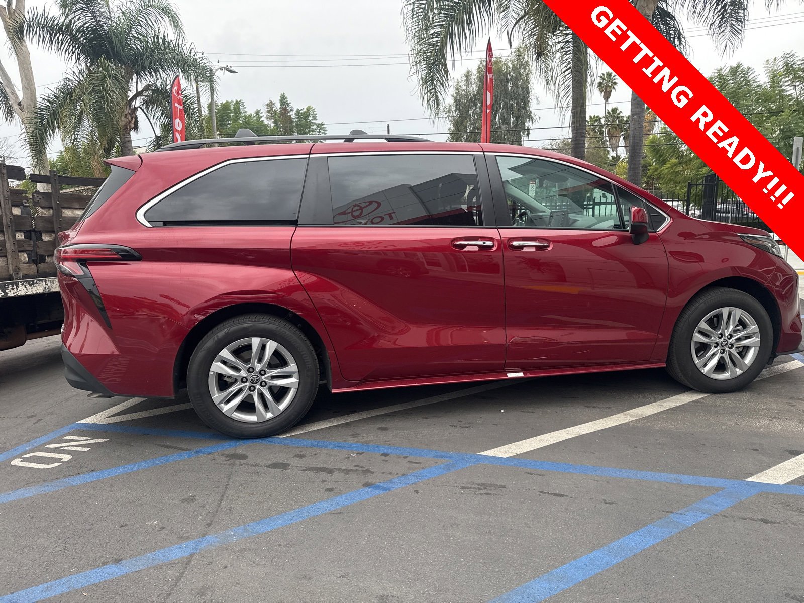 Used 2022 Toyota Sienna XLE image 7