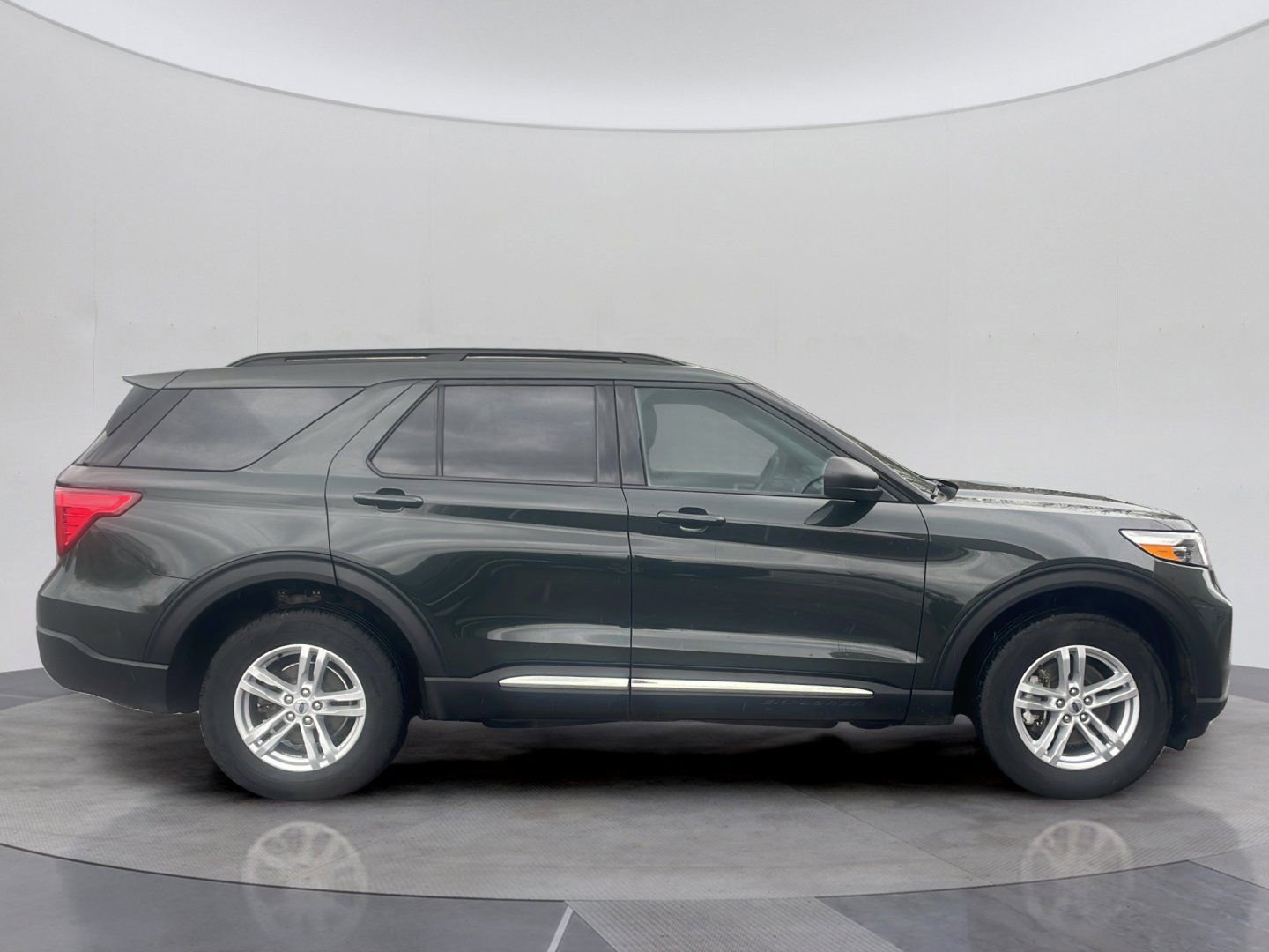 Used 2024 Ford Explorer XLT w/ Equipment Group 202A AWD/4WD image 8