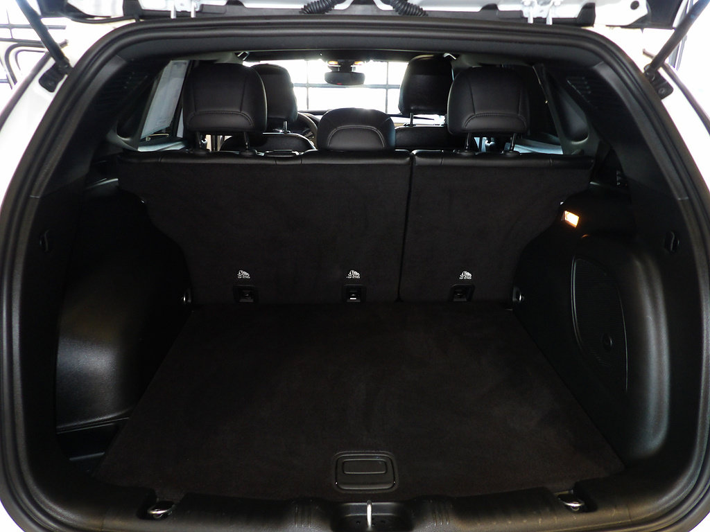 Used 2024 Jeep Compass Latitude w/ Sun and Sound Group AWD/4WD image 19