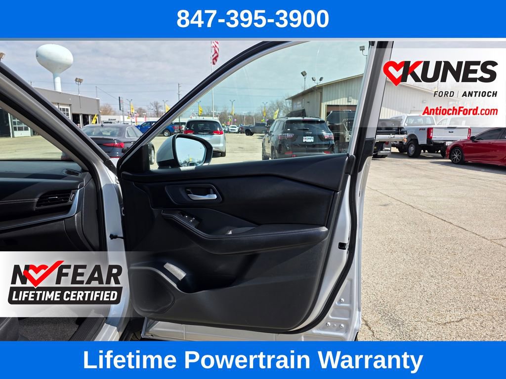 Used 2025 Nissan Rogue SV image 30