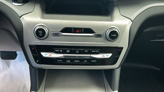Certified 2022 Ford Explorer XLT w/ Equipment Group 202A image 23