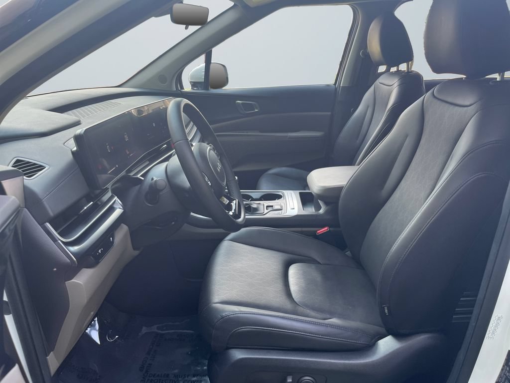 Used 2025 Kia Carnival FWD image 9
