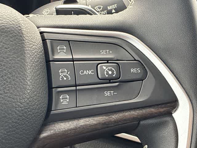 Used 2023 Jeep Grand Cherokee L Limited AWD/4WD image 25