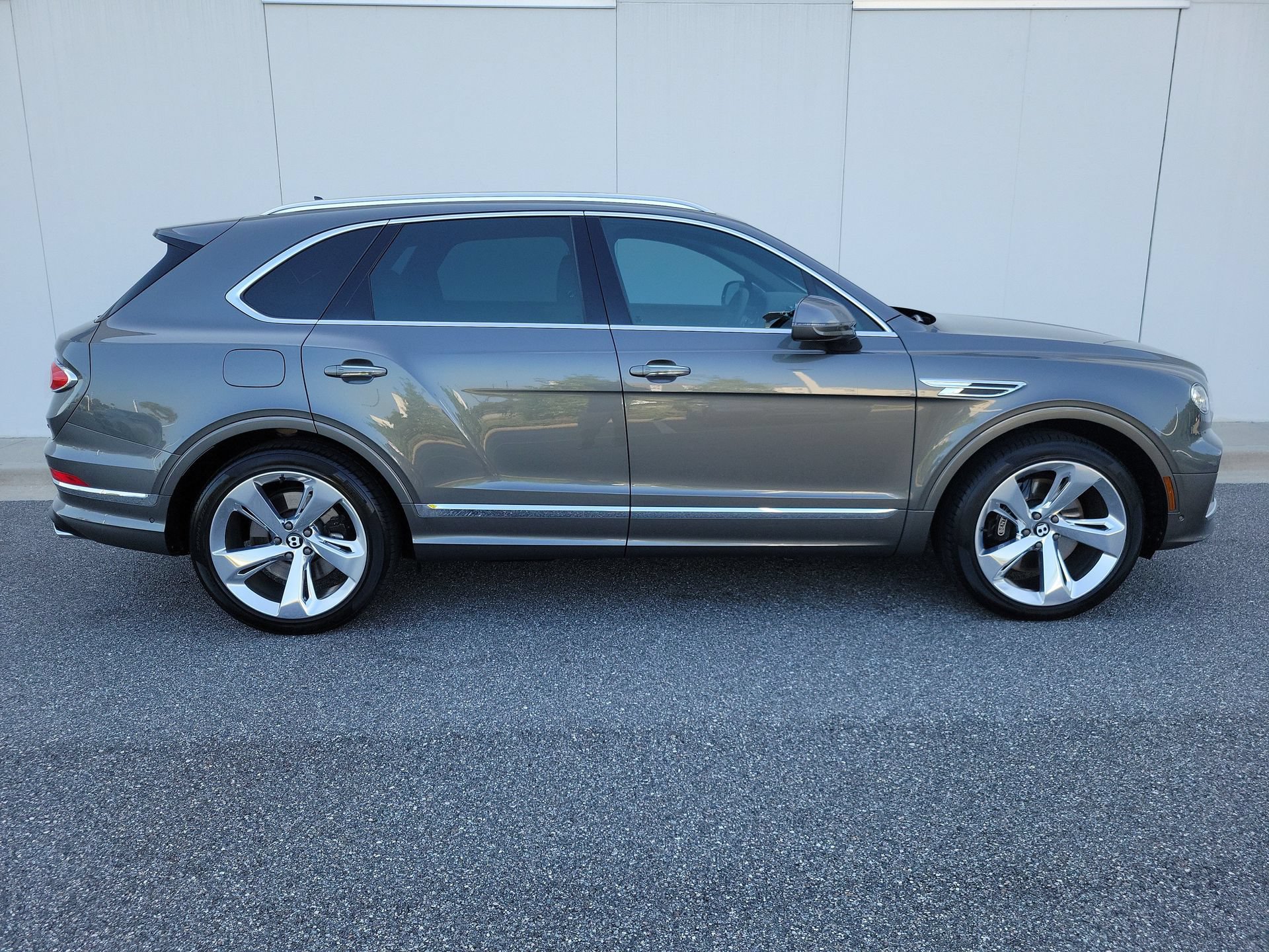 Certified 2023 Bentley Bentayga Plug-In Hybrid AWD/4WD image 5