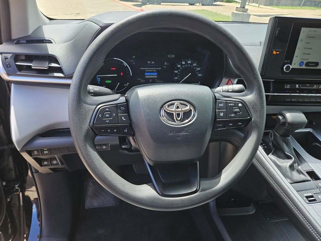 Used 2025 Toyota Sienna LE image 18