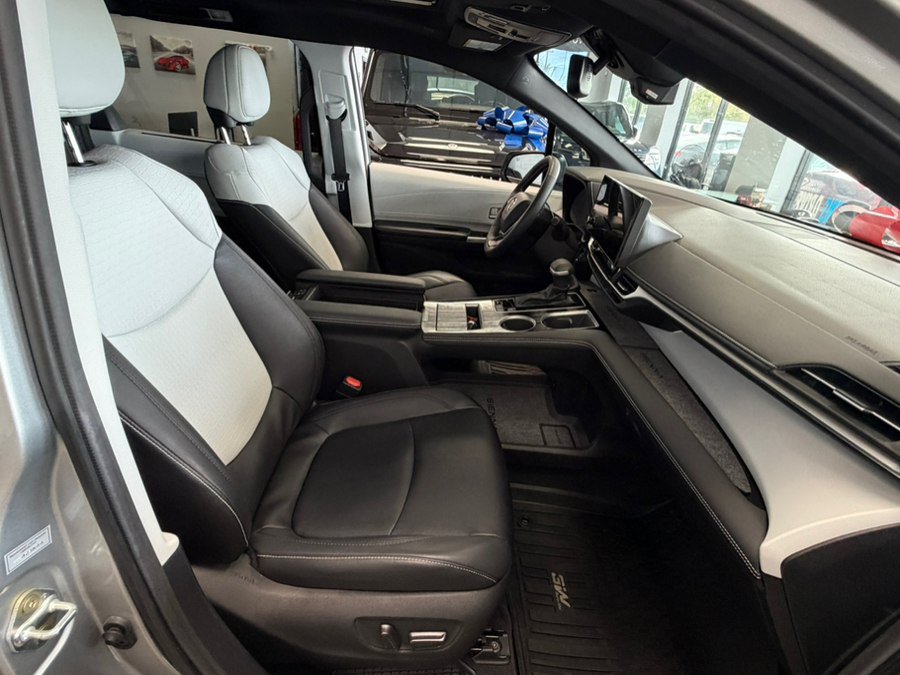 Used 2025 Toyota Sienna XSE FWD image 56