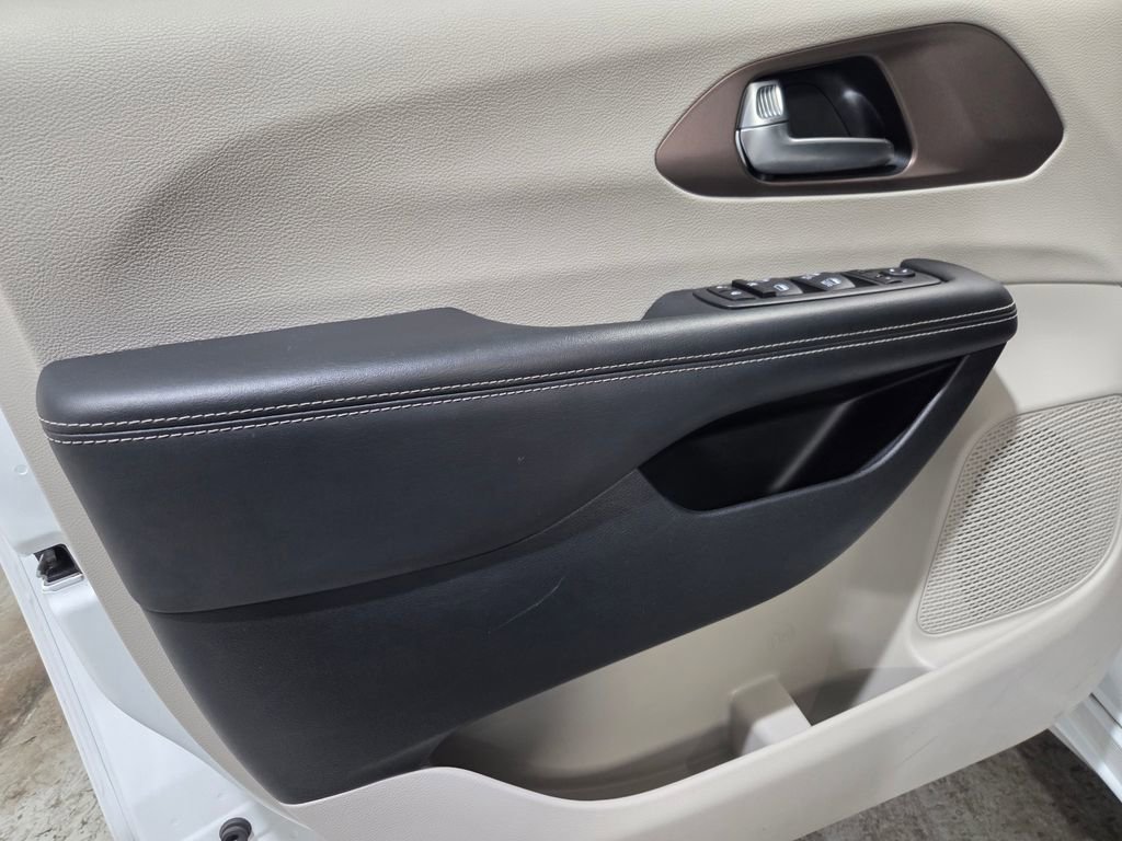 Certified 2023 Chrysler Voyager LX image 13