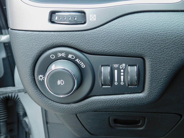 Used 2019 Jeep Cherokee Latitude Plus w/ Cold Weather Group image 14