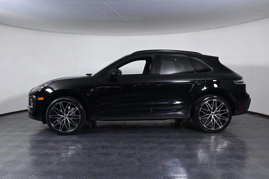 Certified 2024 Porsche Macan image 2