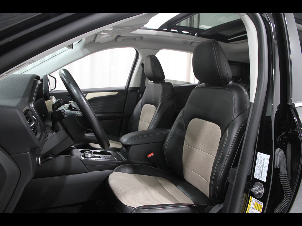 Used 2022 Ford Escape Titanium w/ Titanium Elite Package AWD/4WD image 5
