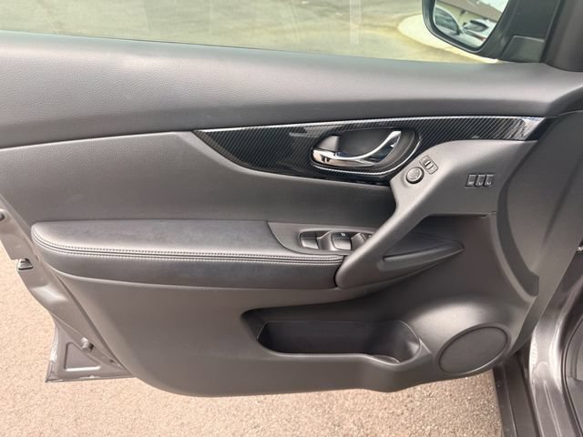 Used 2017 Nissan Rogue SL w/ SL Premium Package FWD image 3
