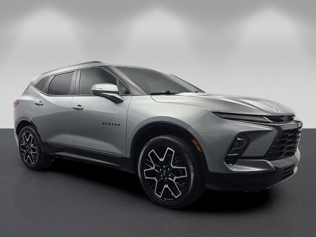 Used 2025 Chevrolet Blazer RS w/ Driver Confidence II Package FWD image 1