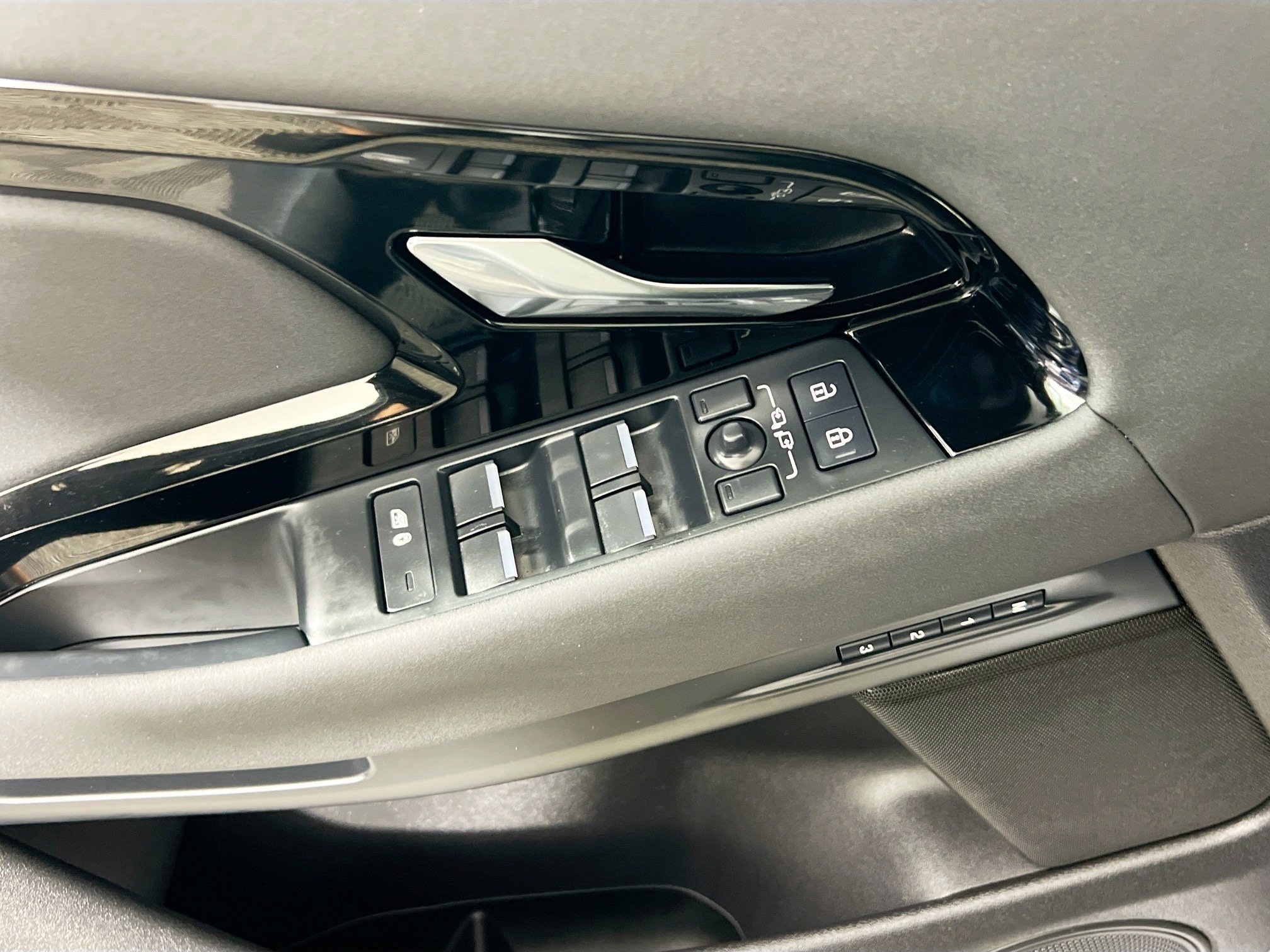 Used 2024 Land Rover Range Rover Evoque S image 16