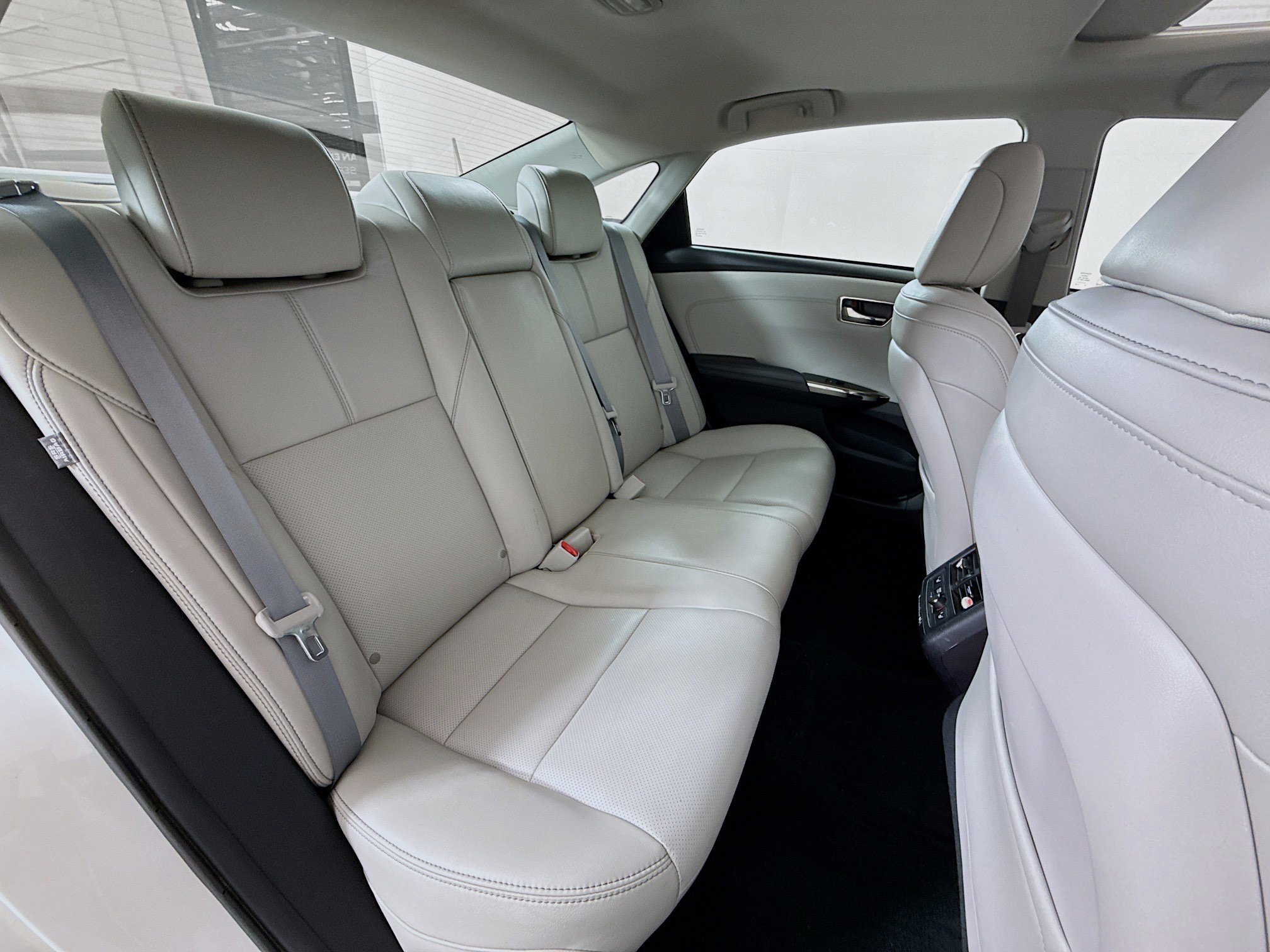 Used 2018 Toyota Avalon Limited image 27