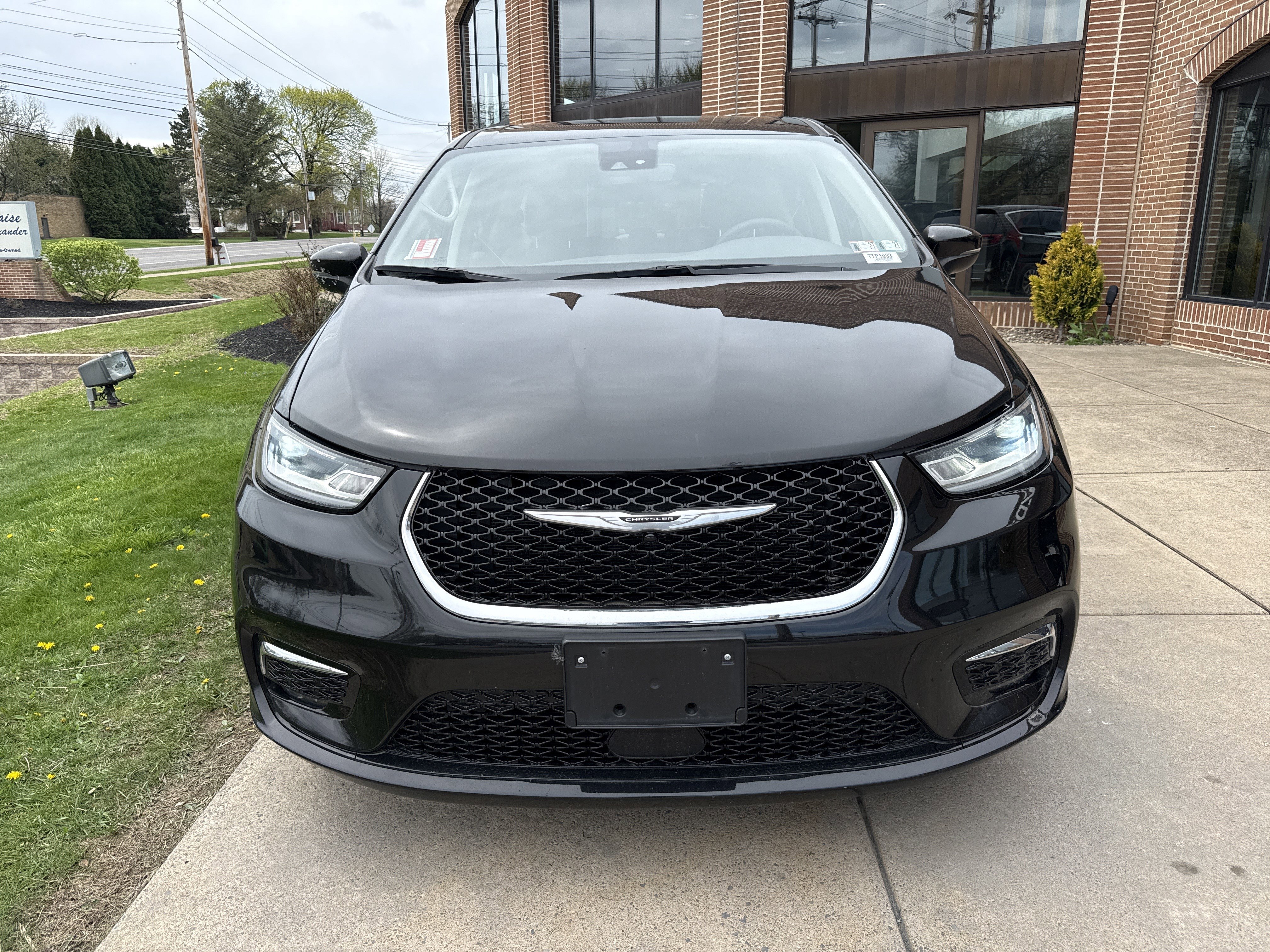 Used 2023 Chrysler Pacifica Touring-L image 8