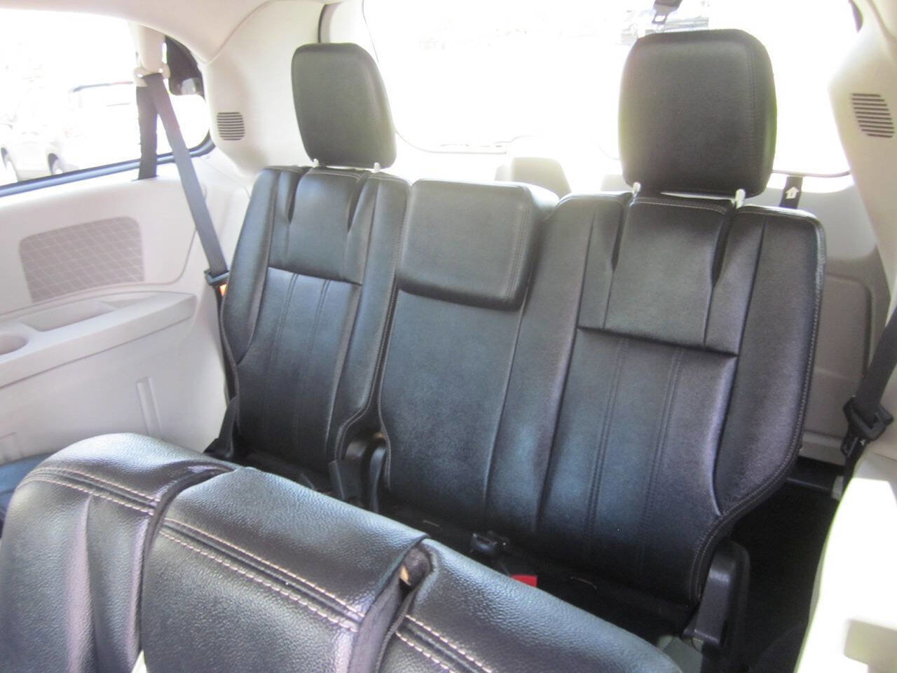 Used 2015 Chrysler Town & Country Touring FWD image 14