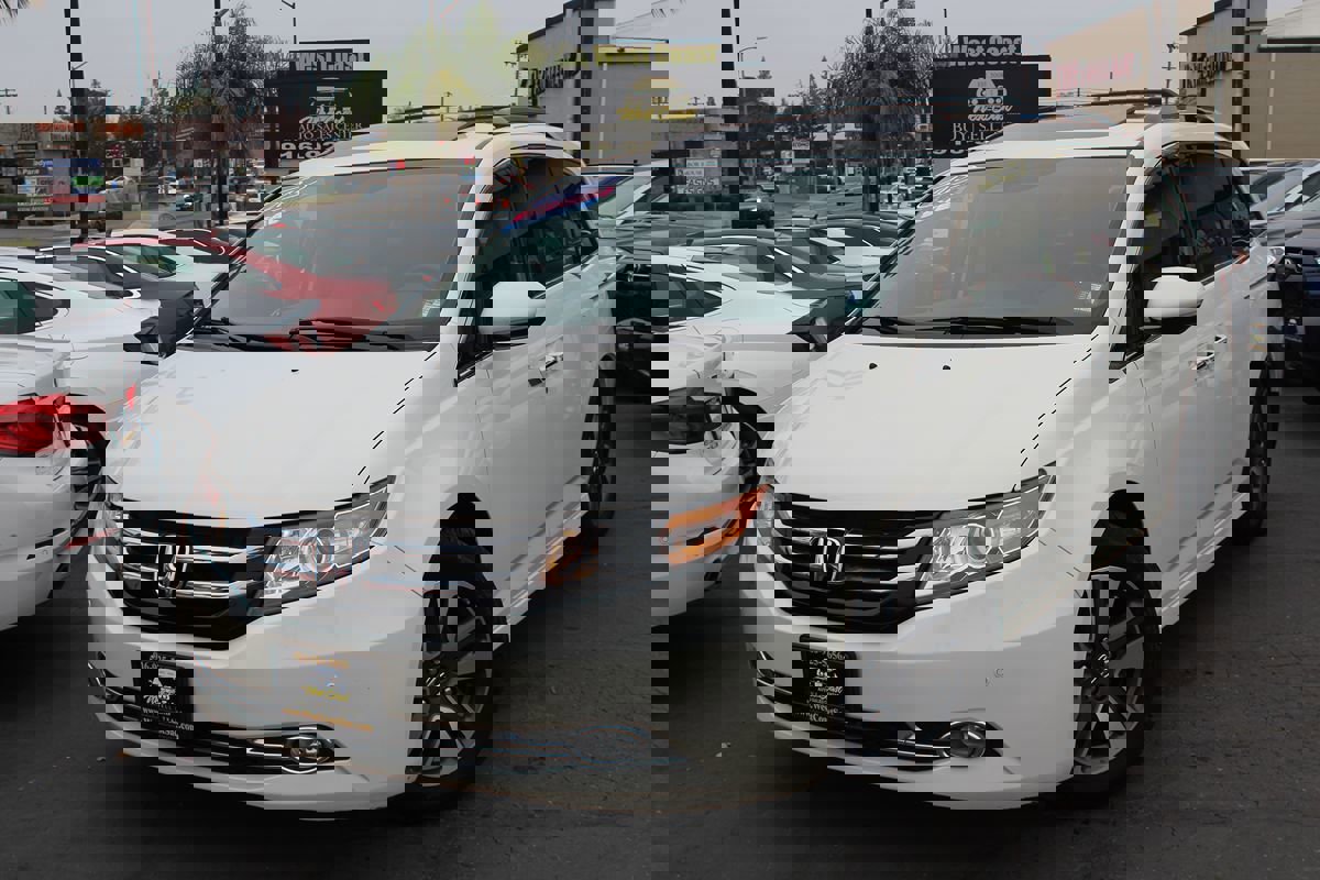 Used 2015 Honda Odyssey Touring Elite image 2