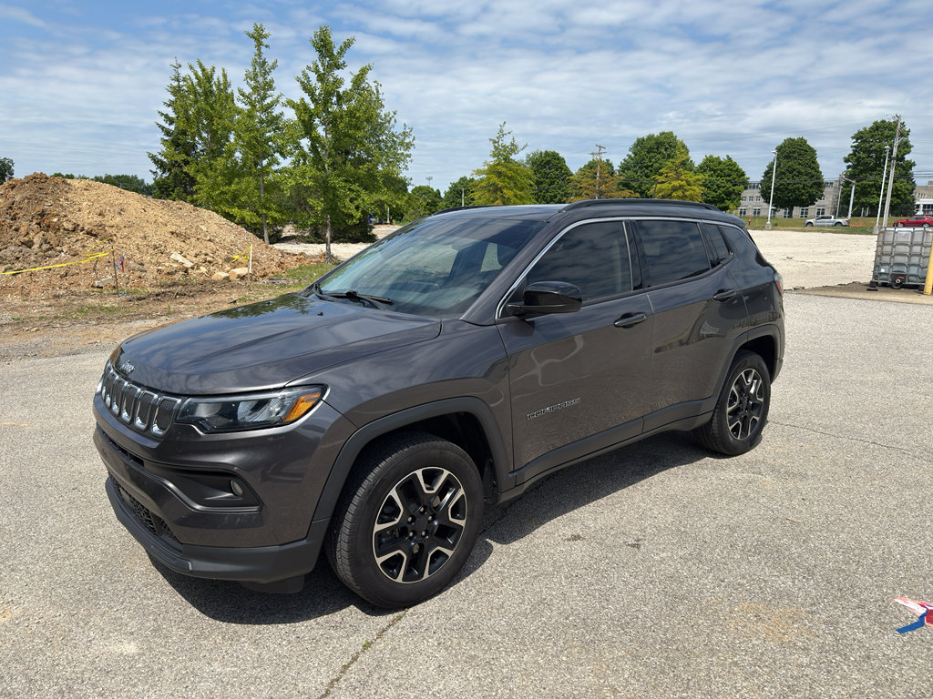 Used 2022 Jeep Compass Latitude w/ Sun and Sound Group AWD/4WD image 1