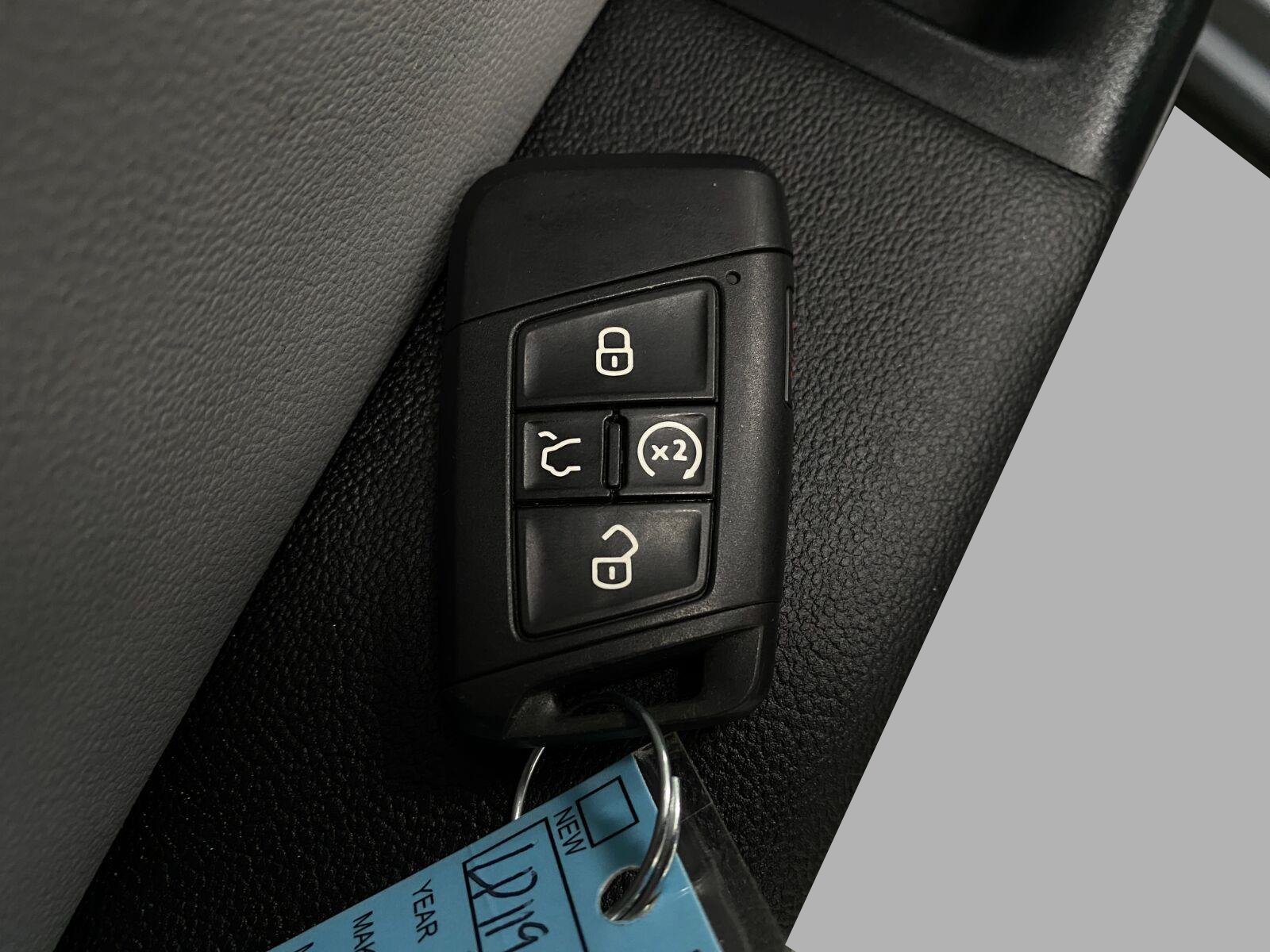 Used 2023 Volkswagen Taos SE w/ Panoramic Sunroof Package AWD/4WD image 29