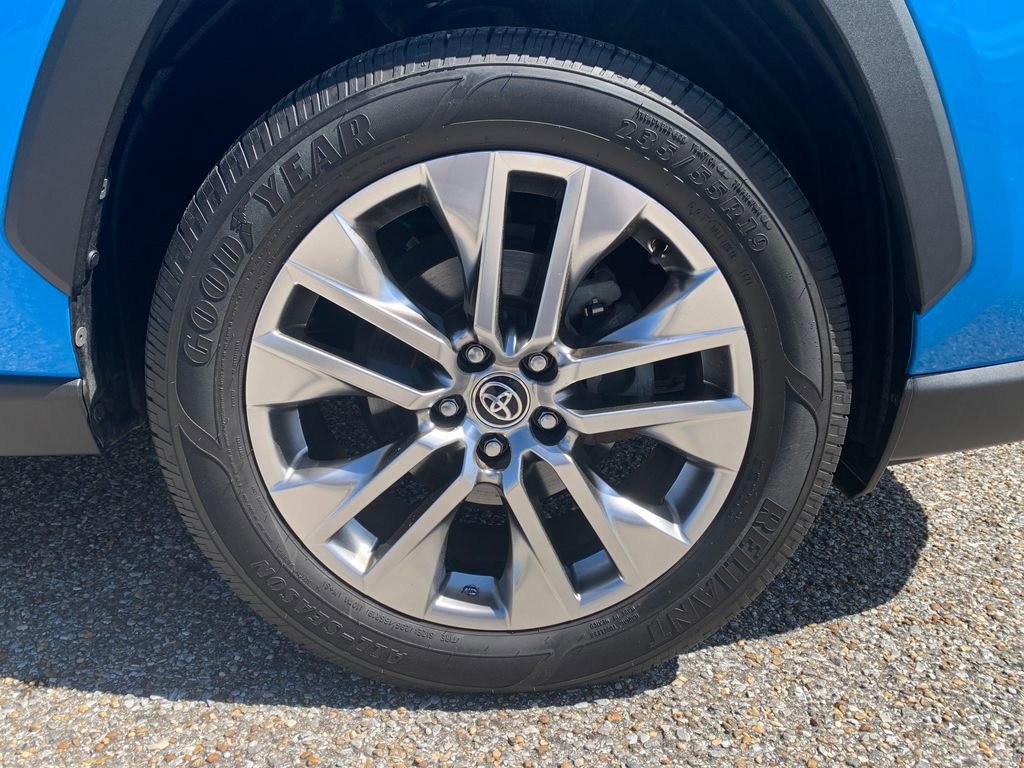 Used 2021 Toyota RAV4 XLE Premium image 3