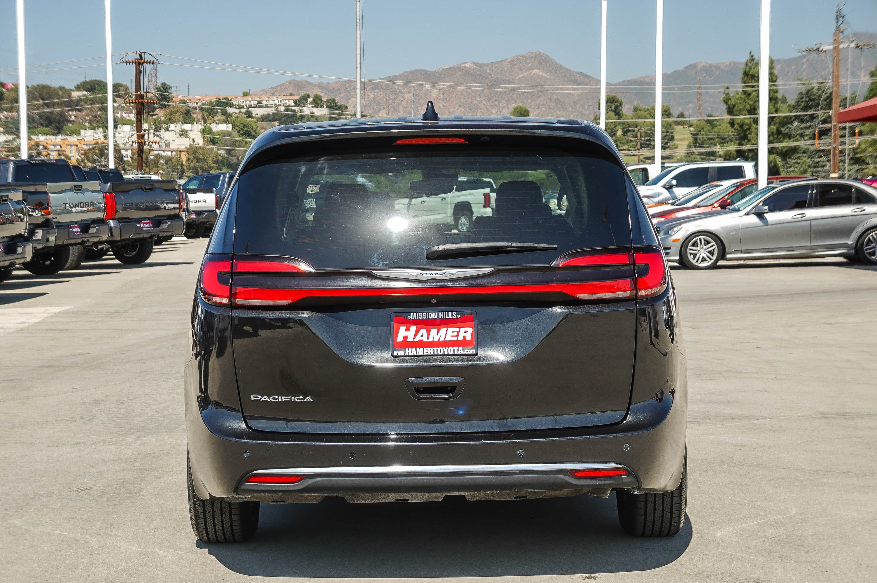 Used 2023 Chrysler Pacifica Touring-L FWD image 6
