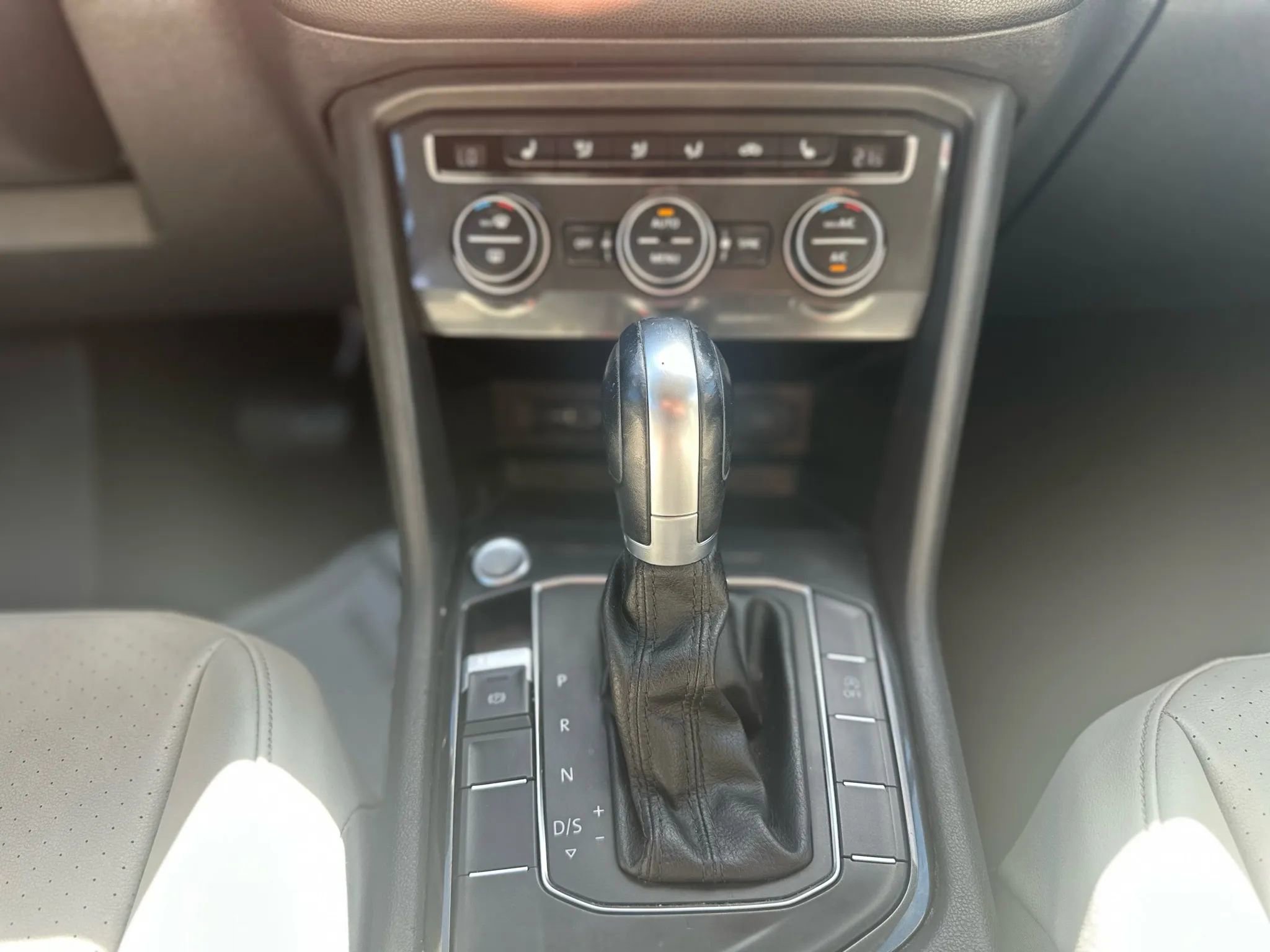Used 2018 Volkswagen Tiguan SE image 19