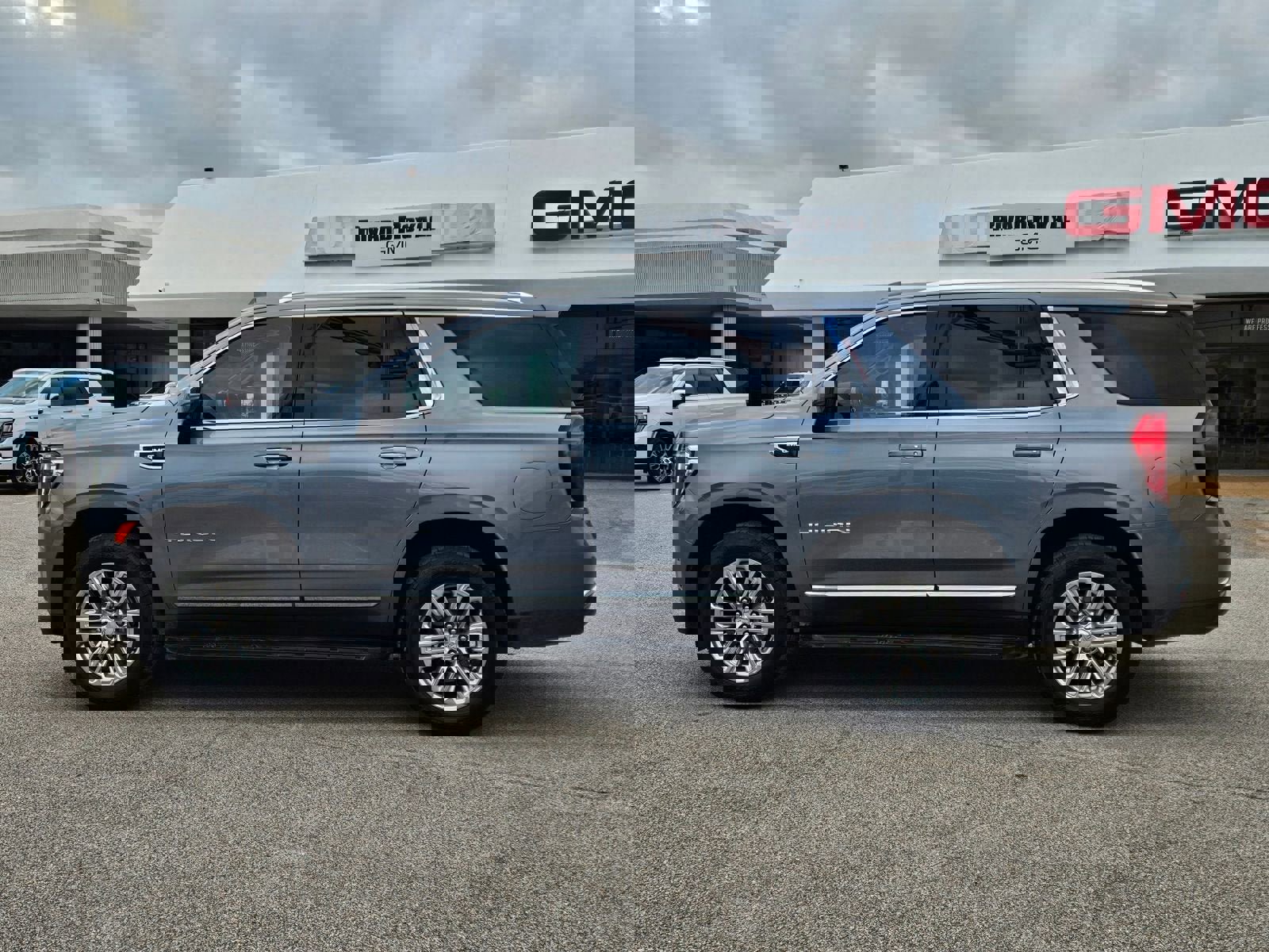 Used 2022 GMC Yukon SLT w/ SLT Luxury Package image 2