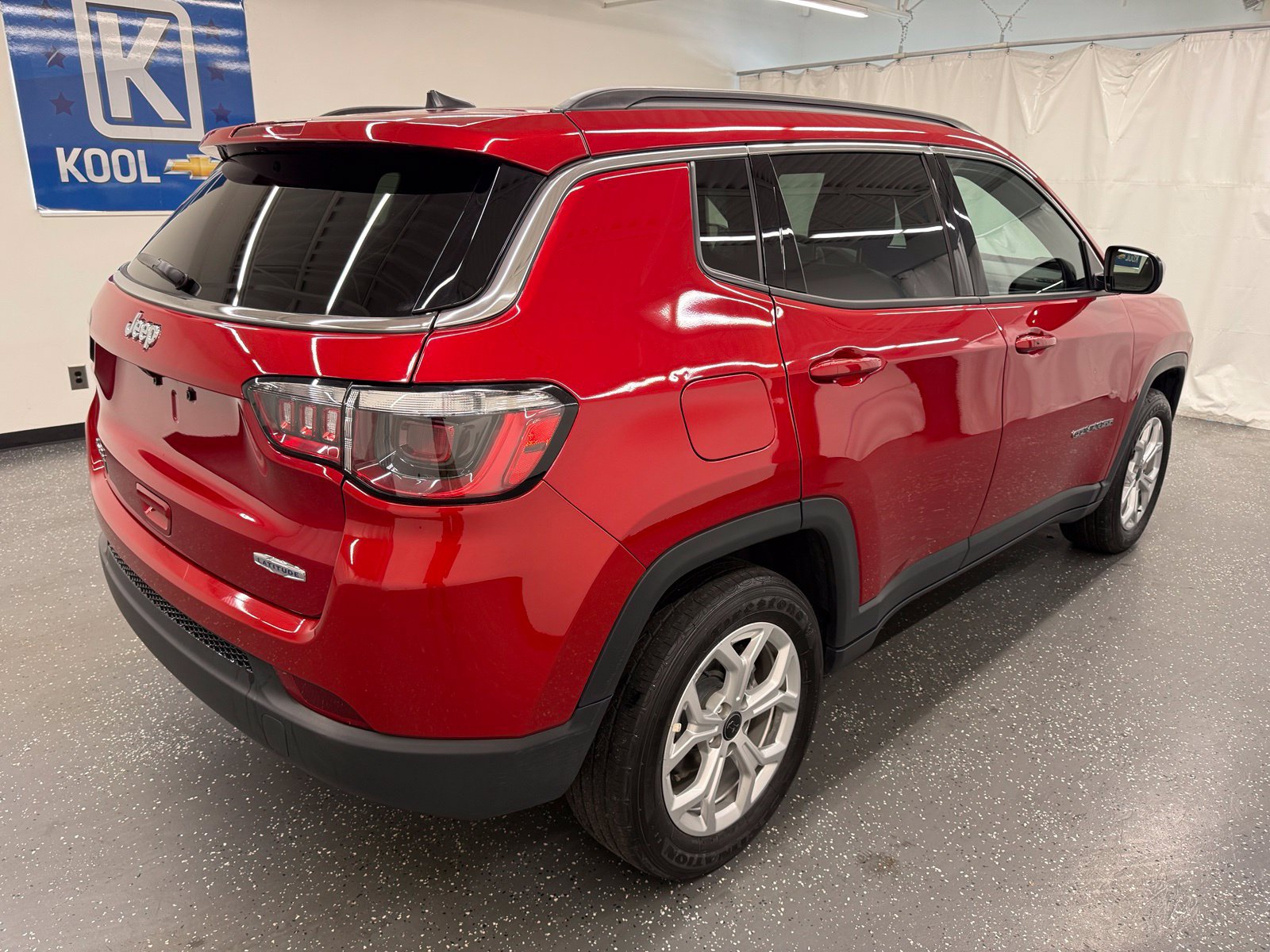 Used 2025 Jeep Compass Latitude AWD/4WD image 2