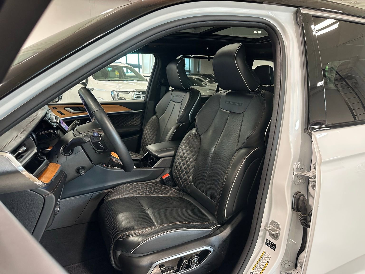 Used 2024 Jeep Grand Cherokee Summit AWD/4WD image 14