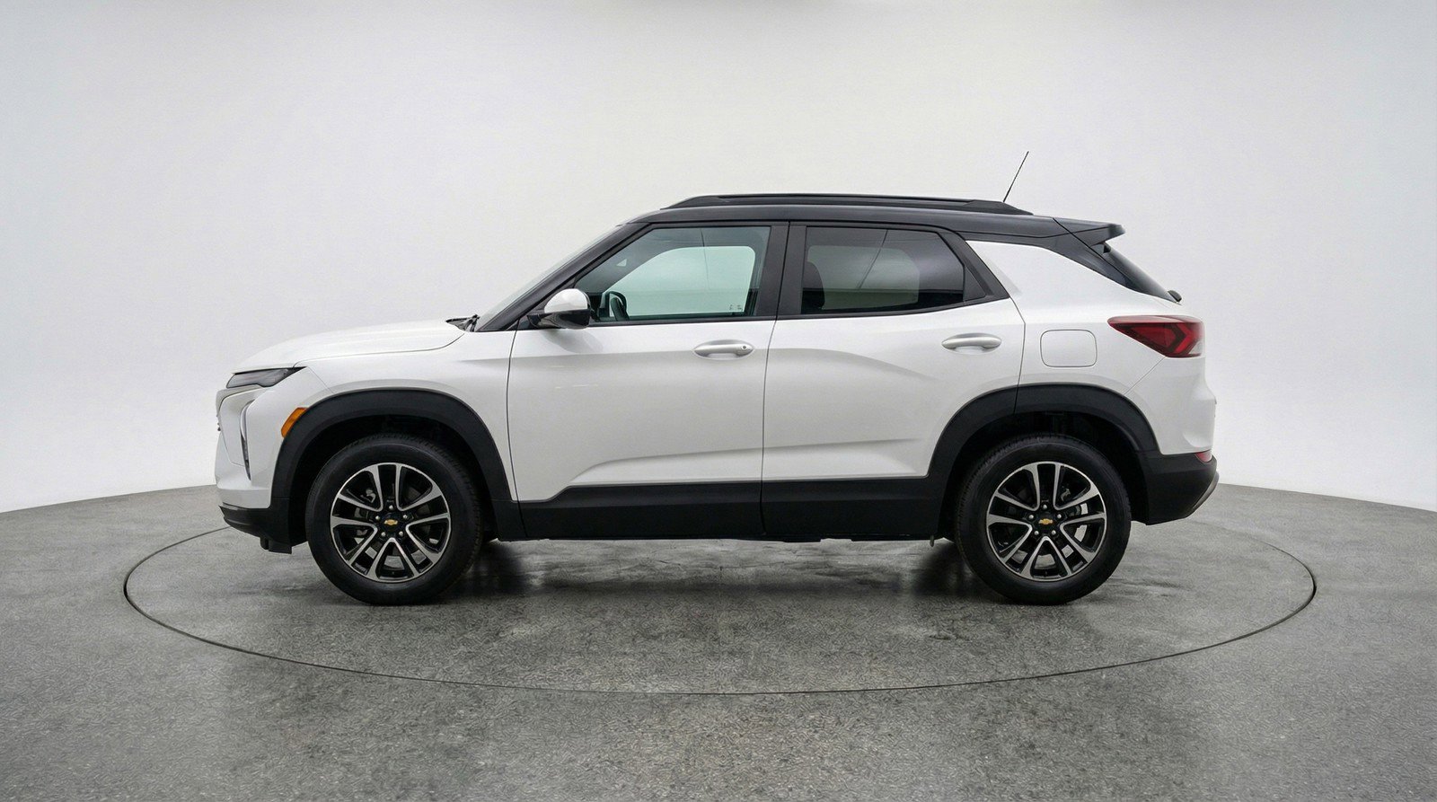 Used 2025 Chevrolet TrailBlazer LT w/ Driver Confidence Package image 5