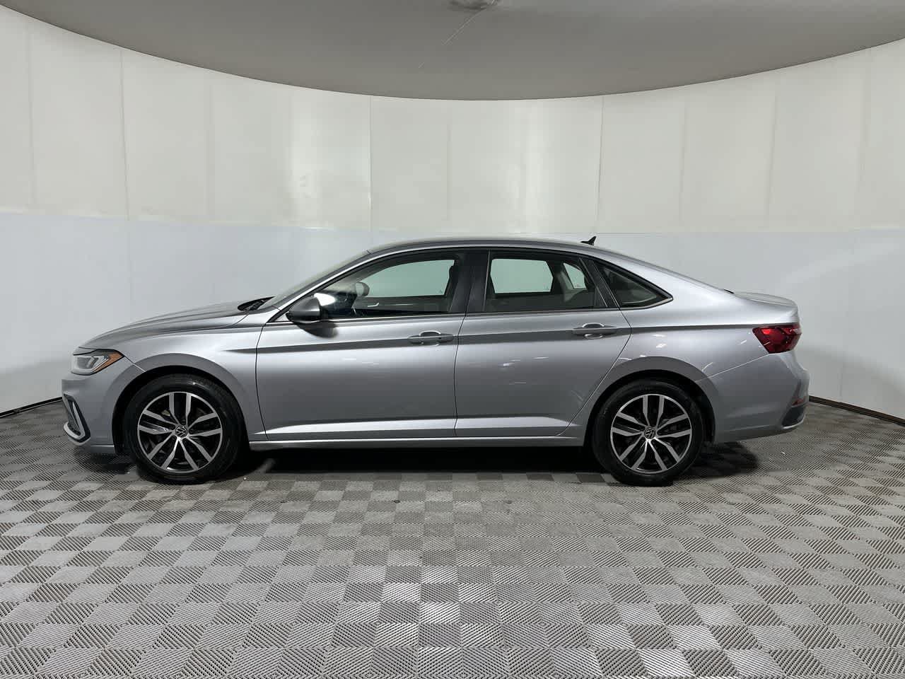 Used 2025 Volkswagen Jetta SE FWD image 5