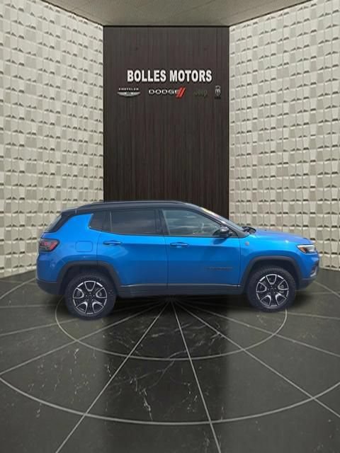 Certified 2025 Jeep Compass Trailhawk w/ Trailhawk Elite Group AWD/4WD image 4