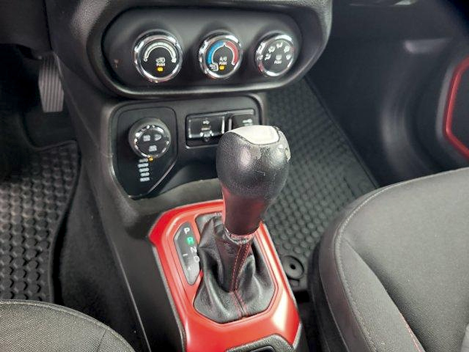 Certified 2017 Jeep Renegade Trailhawk AWD/4WD image 37