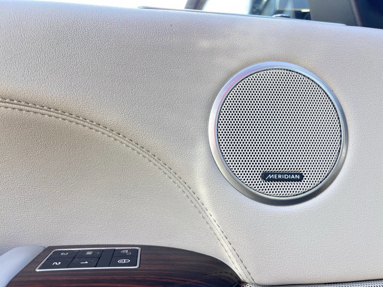 Used 2015 Land Rover Range Rover HSE image 15