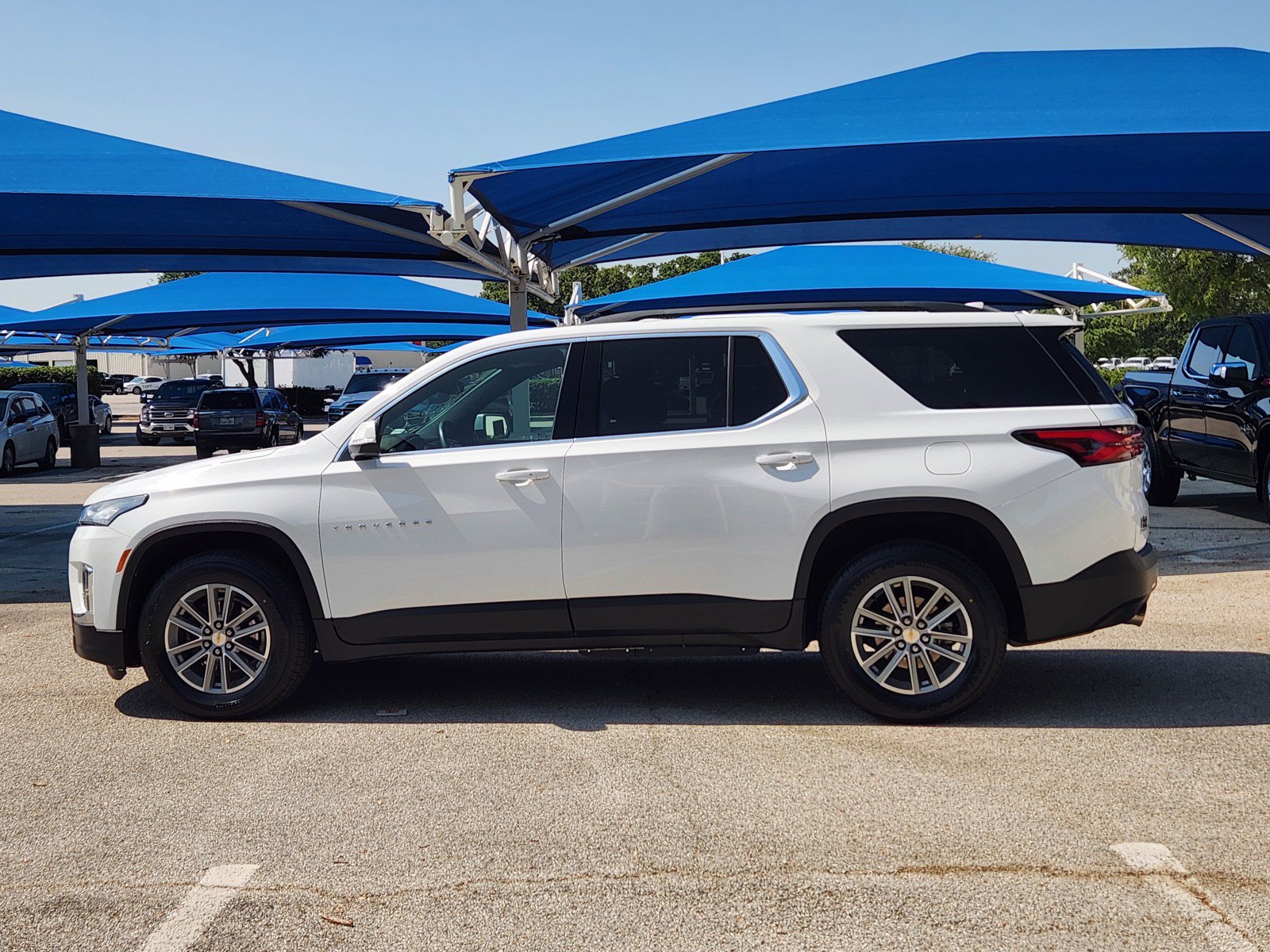 Used 2023 Chevrolet Traverse LT FWD image 3