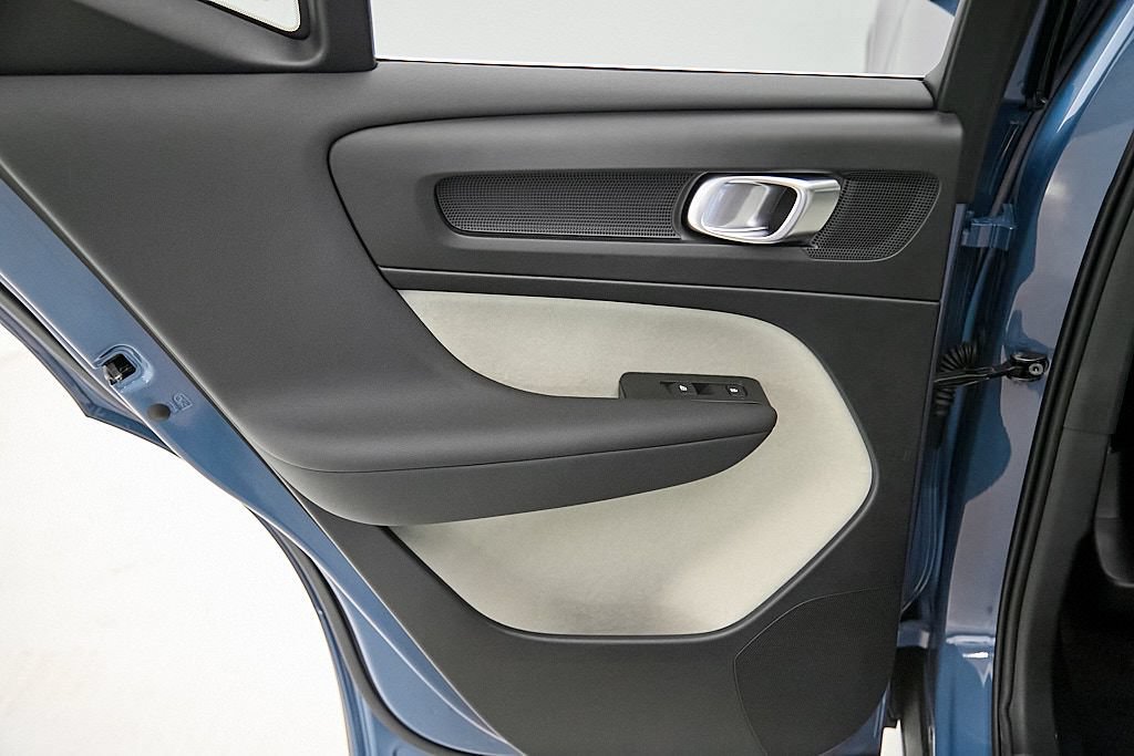 Certified 2025 Volvo XC40 B5 Ultra AWD/4WD image 18