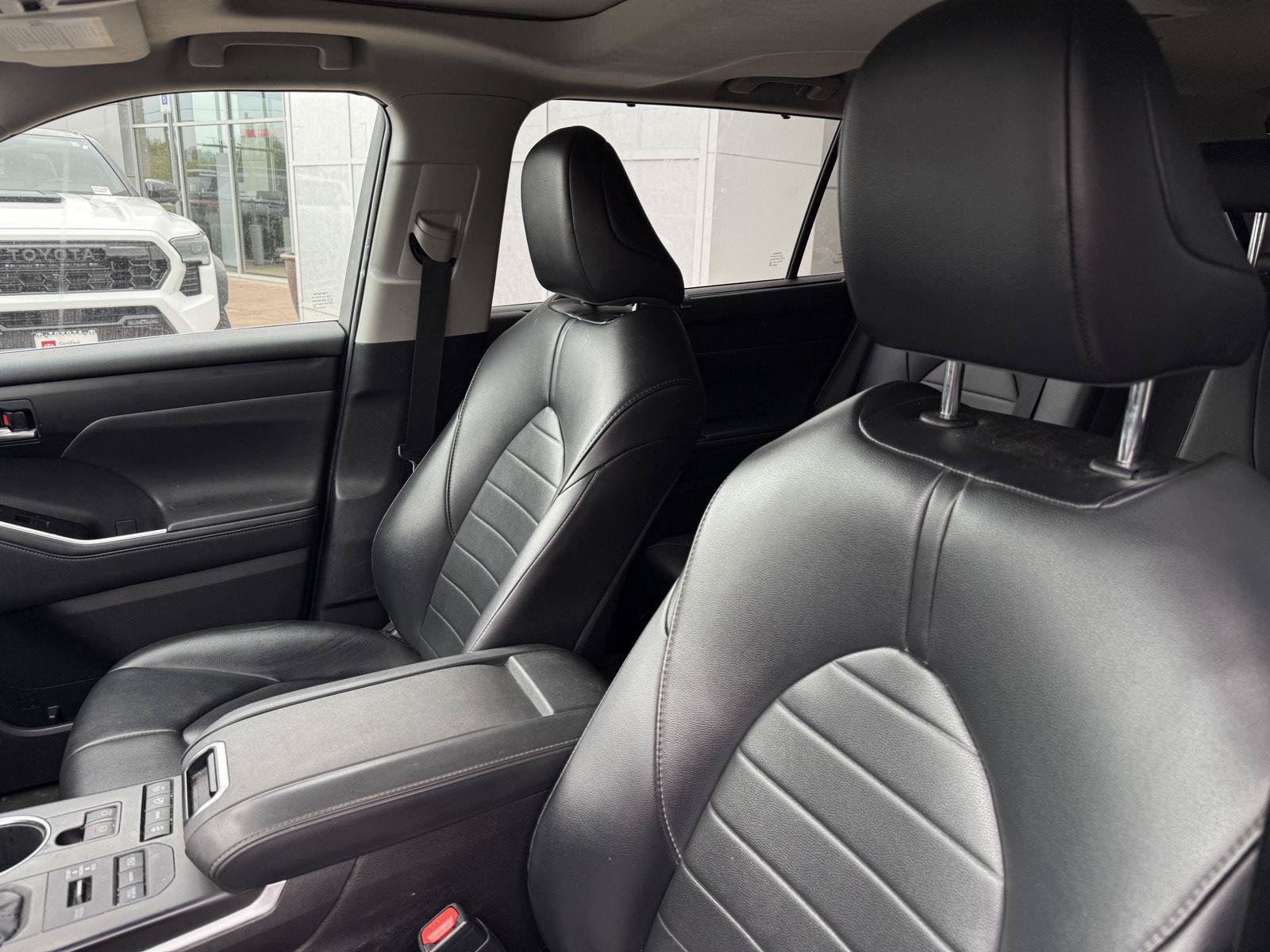 Certified 2021 Toyota Highlander XLE AWD/4WD image 14