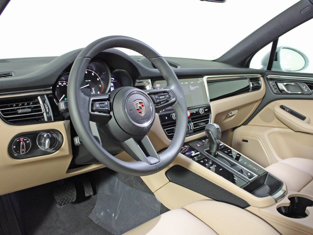 Certified 2025 Porsche Macan image 4
