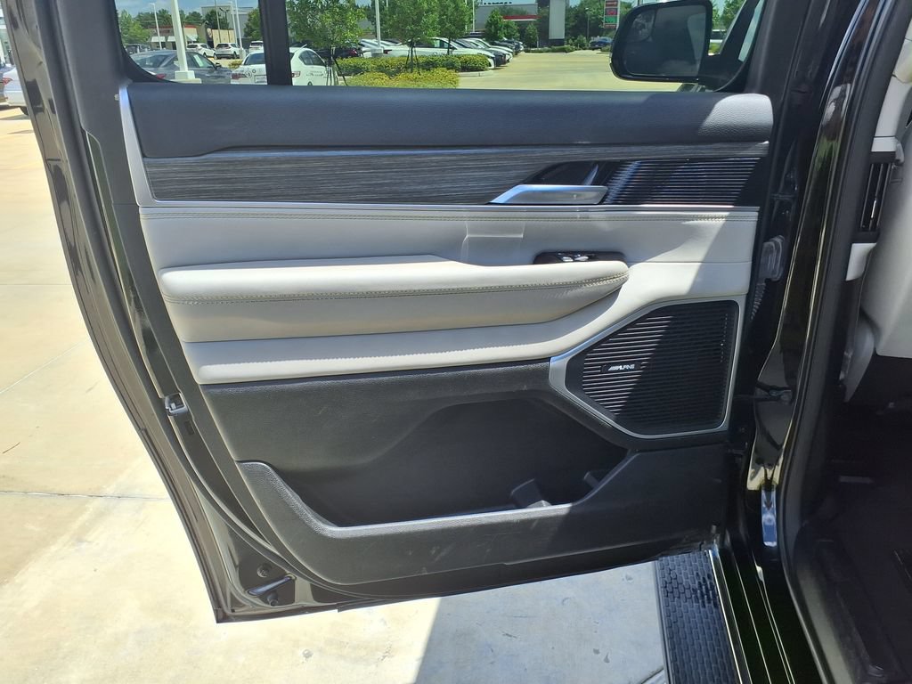 Used 2024 Jeep Wagoneer L Series II w/ Flexible Seating Group AWD/4WD image 19