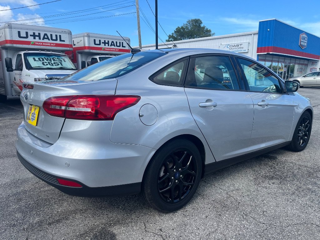 Used 2016 Ford Focus SE w/ Equipment Group 201A FWD image 3