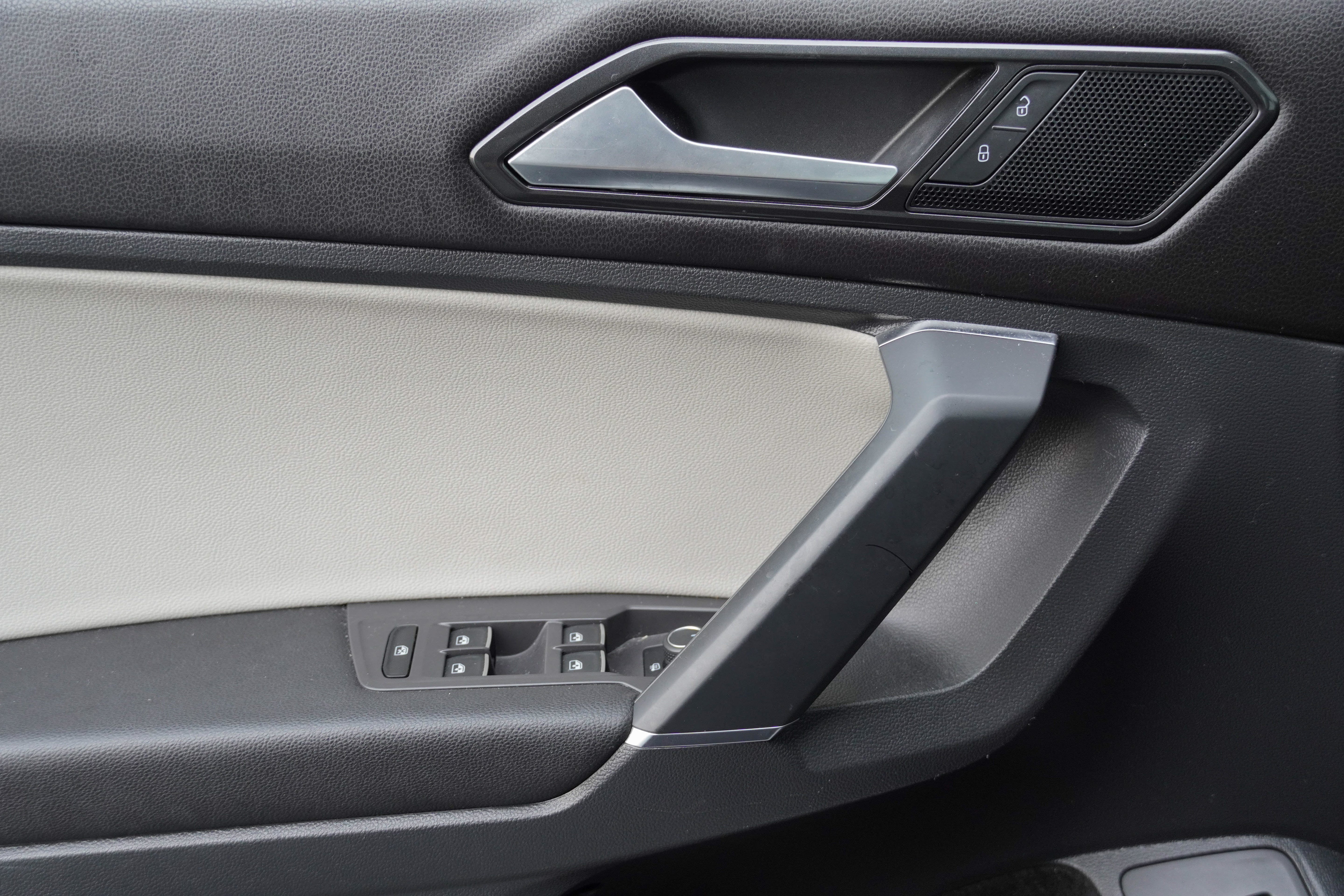 Used 2018 Volkswagen Tiguan SEL FWD image 15