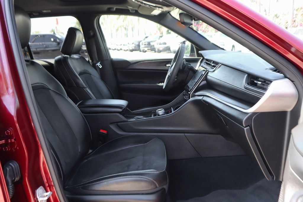 Used 2024 Jeep Grand Cherokee Altitude RWD image 40