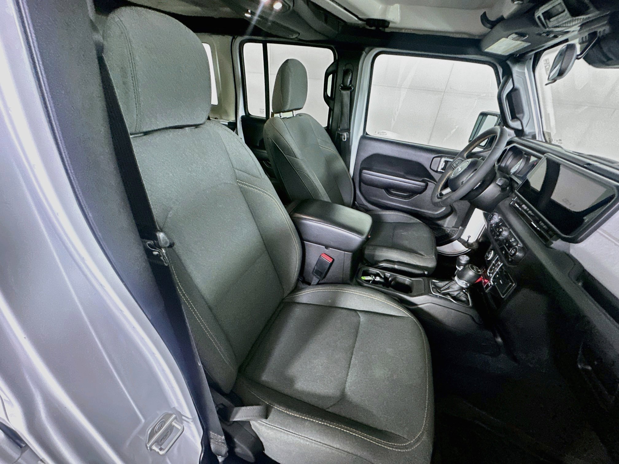 Used 2024 Jeep Wrangler Unlimited AWD/4WD image 29