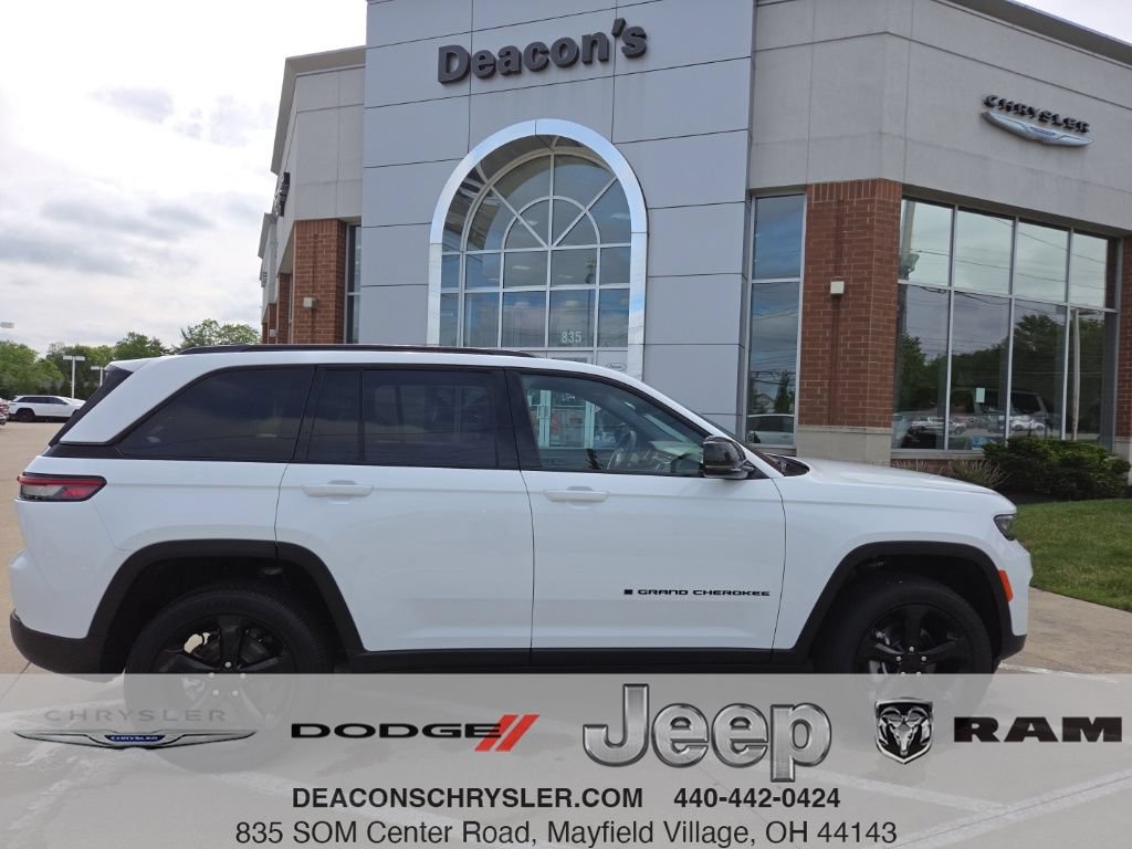 Used 2024 Jeep Grand Cherokee Altitude AWD/4WD image 1
