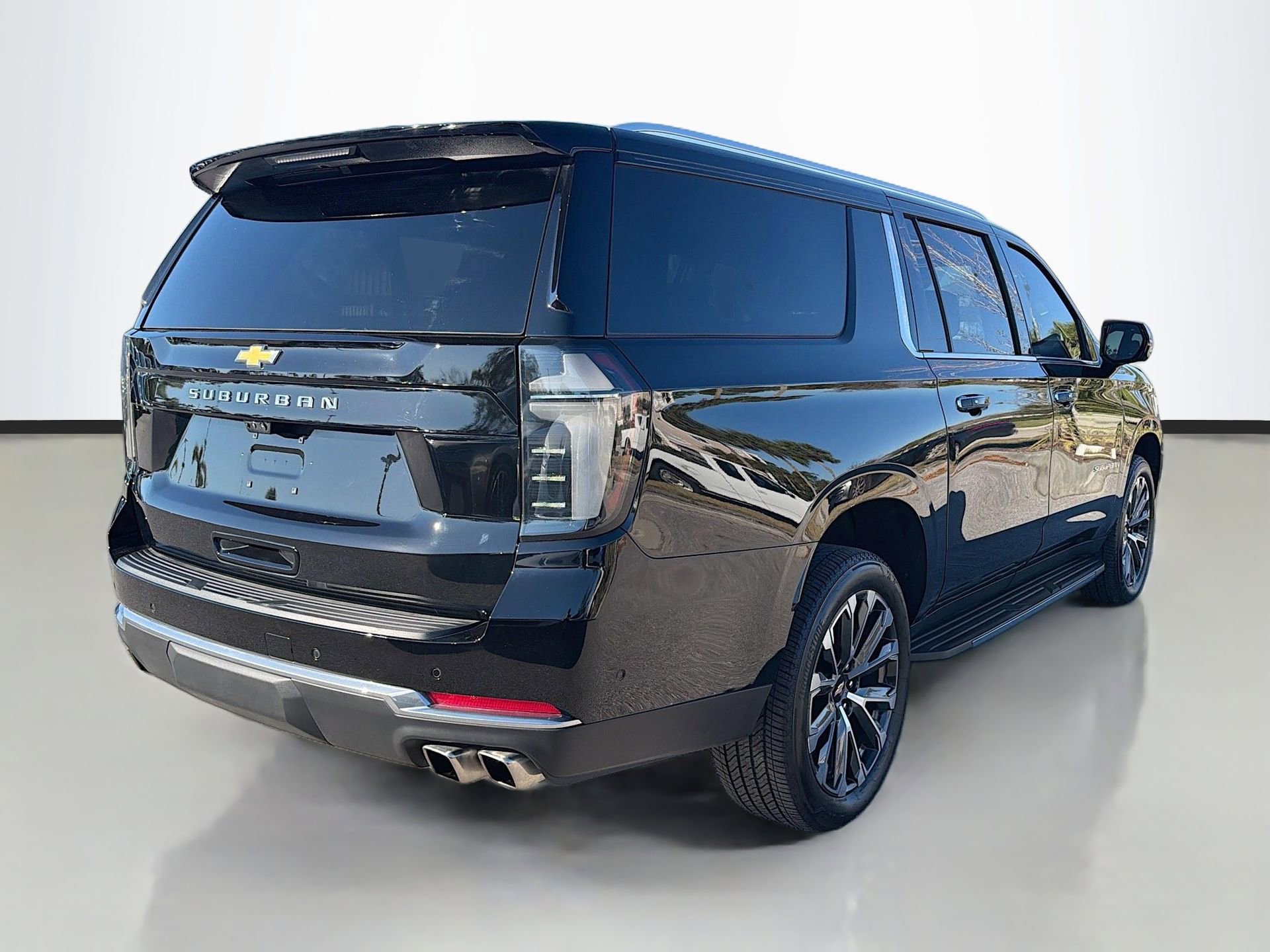 Used 2025 Chevrolet Suburban High Country image 4