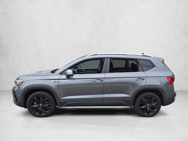 Used 2024 Volkswagen Taos SE w/ Panoramic Sunroof Package FWD image 4
