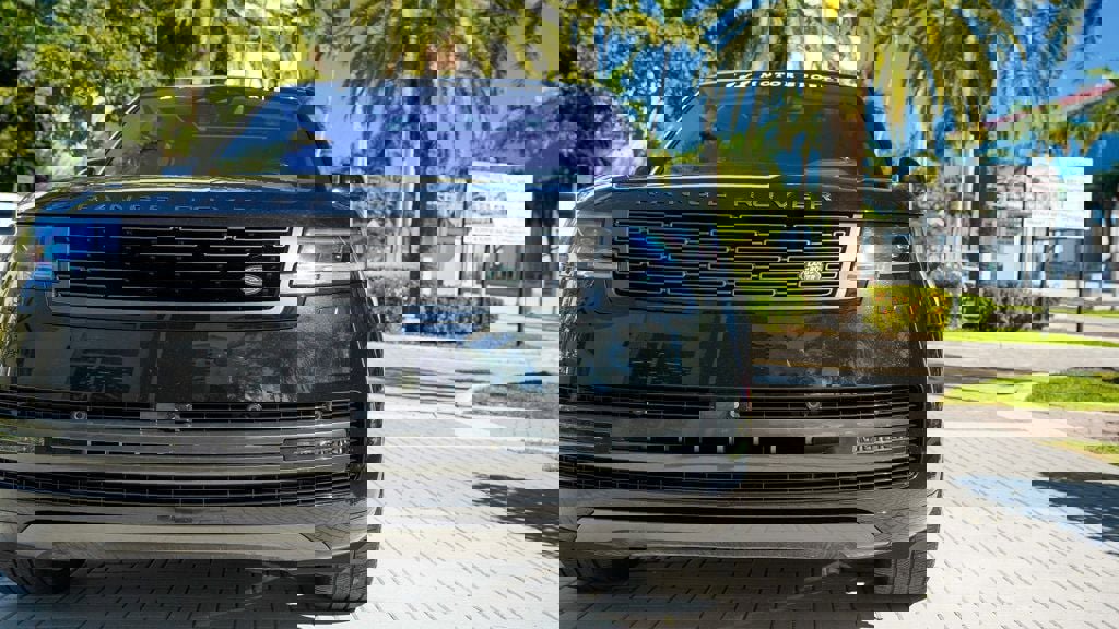 Used 2023 Land Rover Range Rover Long Wheelbase Autobiography image 6